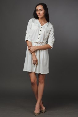 Studio poz güzel genç kadın 