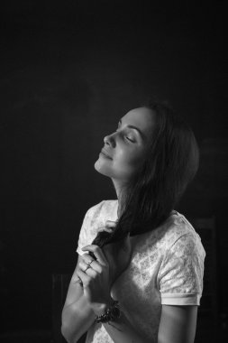 Studio poz güzel genç kadın 