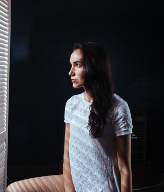 Studio poz güzel genç kadın 