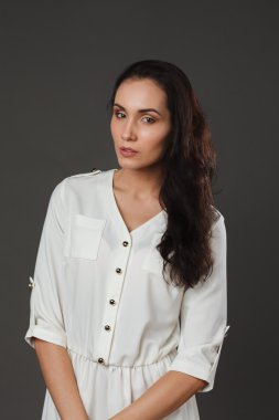 Studio poz güzel genç kadın 