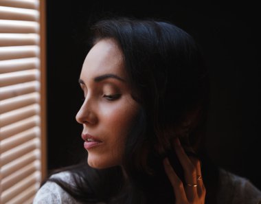 Studio poz güzel genç kadın 