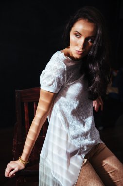 Studio poz güzel genç kadın 