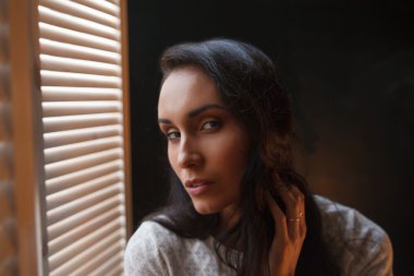 Studio poz güzel genç kadın 