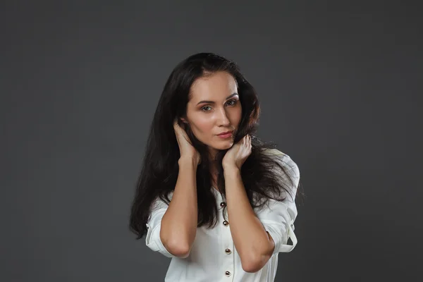 Belas mulheres jovens posando em estúdio — Fotografia de Stock