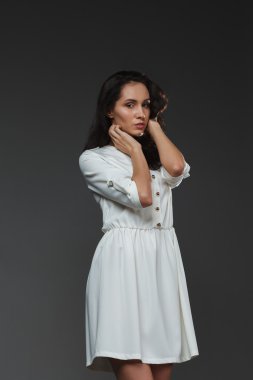 Studio poz güzel genç kadın 