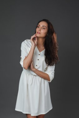 Studio poz güzel genç kadın 