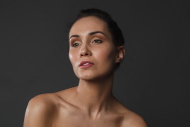 güzel bir genç kadın sağlıklı yüz ve temiz cilt 