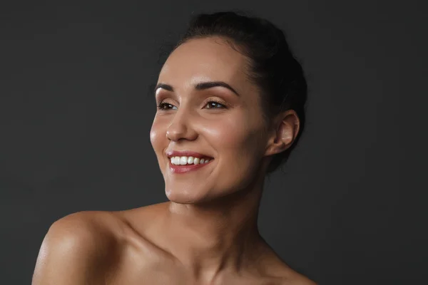 Vacker ung kvinna med friska ansikte och ren hud — Stockfoto