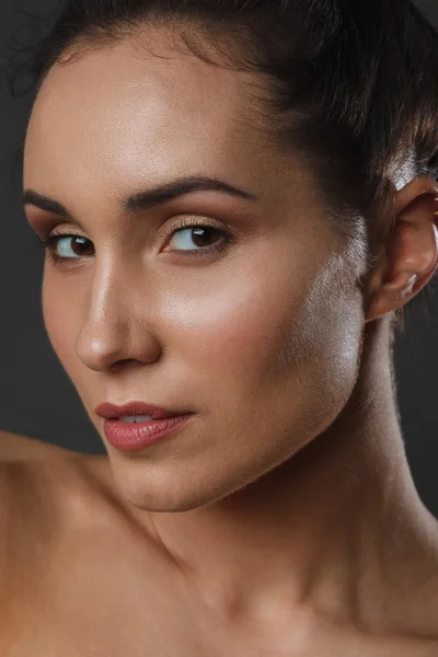 Vacker ung kvinna med friska ansikte och ren hud — Stockfoto