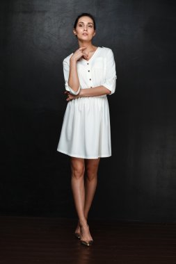 Studio poz güzel genç kadın 