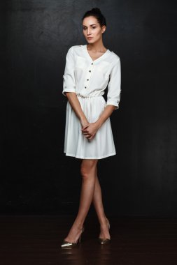 Studio poz güzel genç kadın 