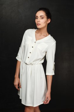 Studio poz güzel genç kadın 