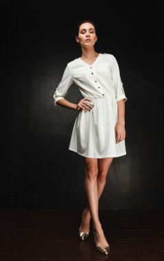 Studio poz güzel genç kadın 