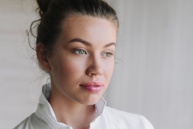 portre genç güzel kadın kapatmak