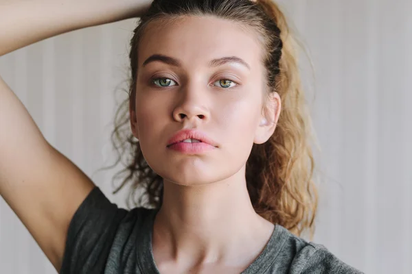 Retrato close-up de jovem bela mulher — Fotografia de Stock