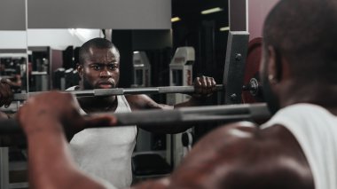 Ağırlık terbiye vücut geliştirme yapıyorum Afrika