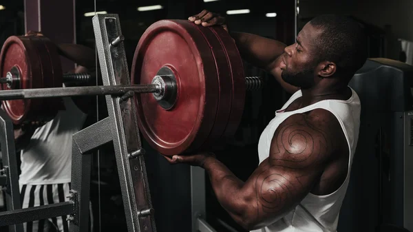 Allenamento con i pesi africano facendo bodybuilding — Foto Stock