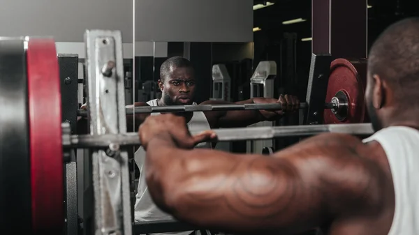 Treinamento de peso Africano fazendo musculação — Fotografia de Stock