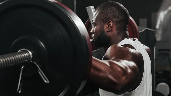 Gewicht opleiding van Afrikaanse doen bodybuilding — Stockfoto