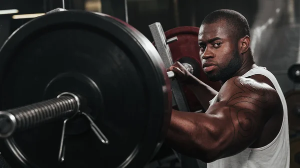 Treinamento de peso Africano fazendo musculação — Fotografia de Stock