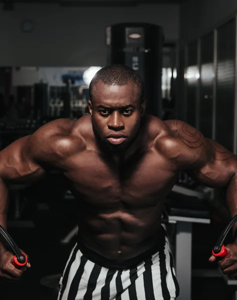 Allenamento con i pesi africano facendo bodybuilding — Foto Stock