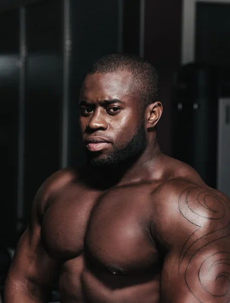 Musculação Africano de treinamento de peso retrato construtor — Fotografia de Stock