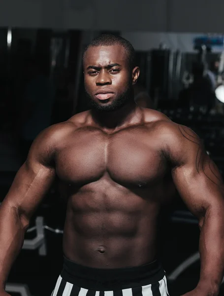 Musculação Africano de treinamento de peso retrato construtor — Fotografia de Stock