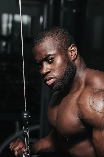 Treinamento de peso Africano fazendo musculação — Fotografia de Stock