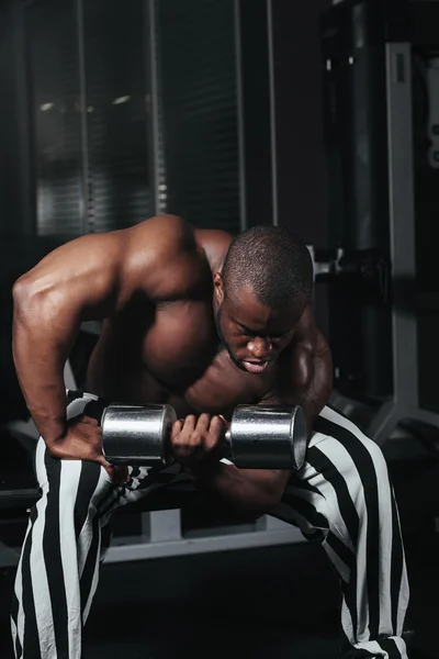 Treinamento de peso Africano fazendo musculação — Fotografia de Stock