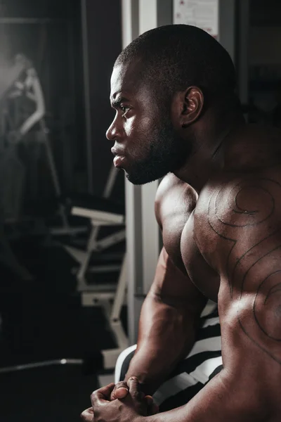 Treinamento de peso Africano fazendo musculação — Fotografia de Stock