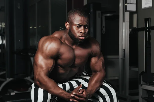 Treinamento de peso Africano fazendo musculação — Fotografia de Stock