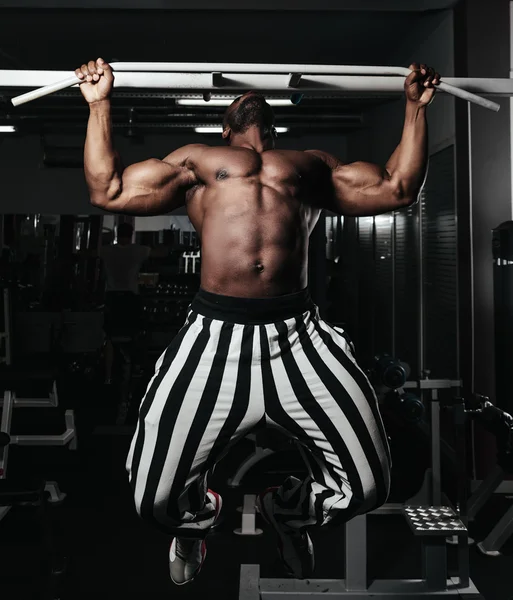 Gewicht opleiding van Afrikaanse doen bodybuilding — Stockfoto