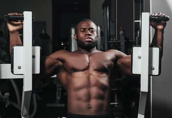 Treinamento de peso Africano fazendo musculação — Fotografia de Stock