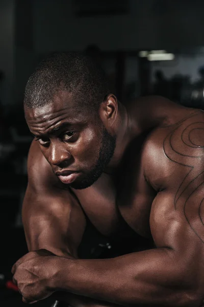 Treinamento de peso Africano fazendo musculação — Fotografia de Stock