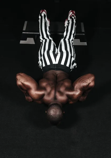 Treinamento de peso Africano fazendo musculação — Fotografia de Stock