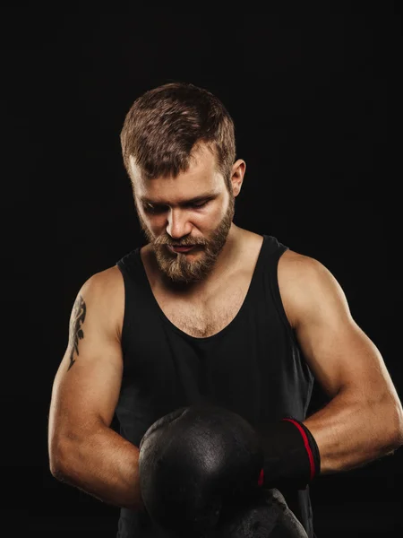 Boxeador atlético barbudo con guantes sobre fondo oscuro —  Fotos de Stock