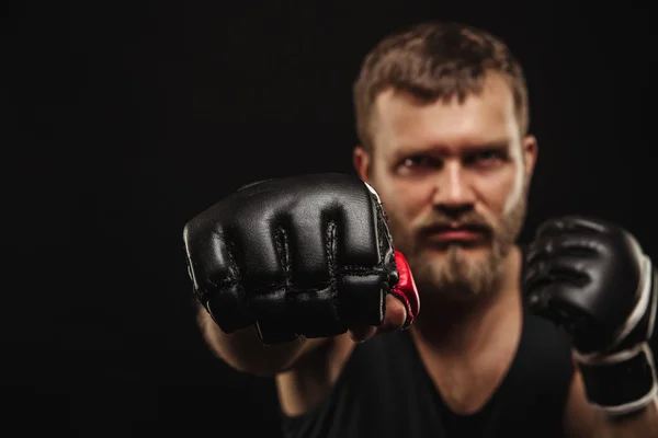 Atletik sakallı boksör eldivenleri karanlık bir arka plan ile — Stok fotoğraf