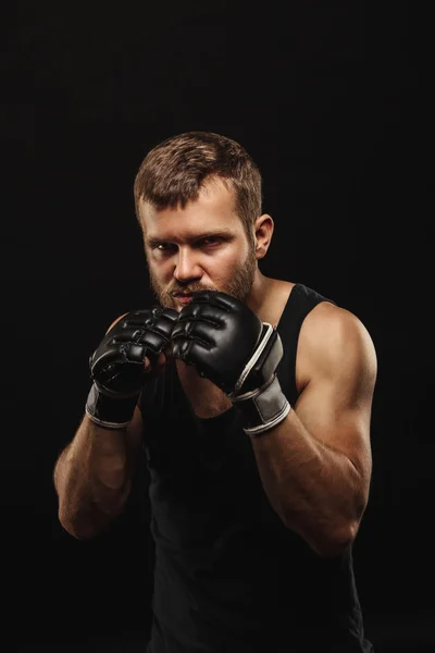 Athletic skäggiga boxer med handskar på en mörk bakgrund — Stockfoto