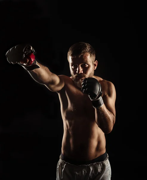 Boxer barbu athlétique avec gants sur fond sombre — Photo