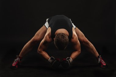 Atletik sakallı boksör eldivenleri karanlık bir arka plan ile