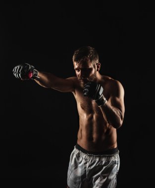 Atletik sakallı boksör eldivenleri karanlık bir arka plan ile