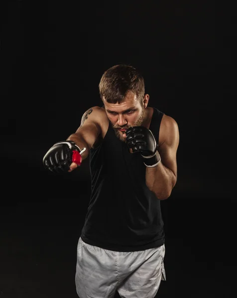 Boxer atletico barbuto con guanti su sfondo scuro — Foto Stock