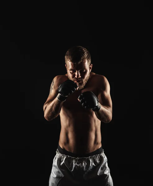 Boxer barbu athlétique avec gants sur fond sombre — Photo