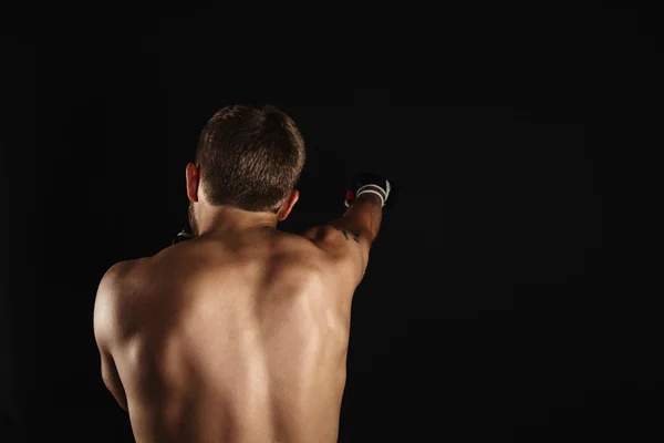 Boxer barbudo atlético com luvas em um fundo escuro — Fotografia de Stock