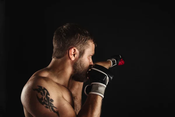 Sportos szakállas bokszoló kesztyű a sötét háttér — Stock Fotó