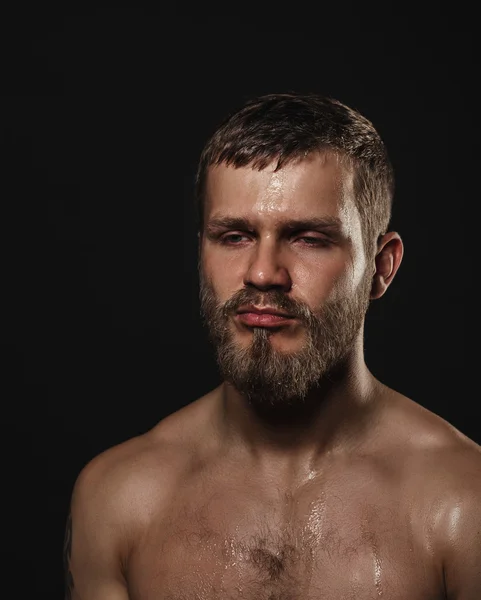 Boxer barbu athlétique sur fond sombre — Photo