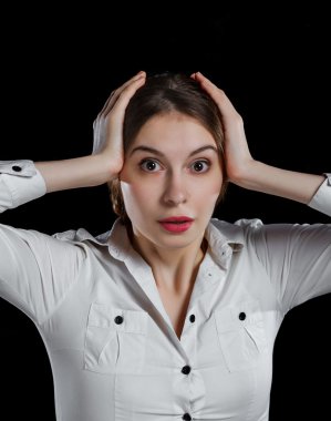 Siyah arka plan üzerinde izole genç casual kadın