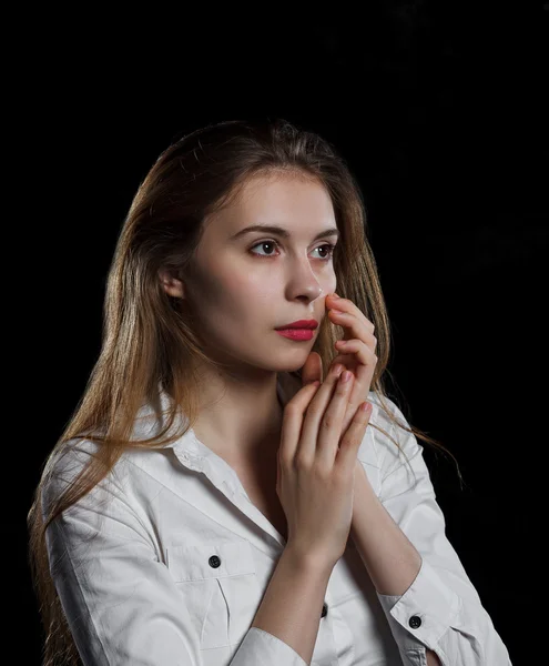 年轻随便的女人，在黑色的背景中分离 — 图库照片