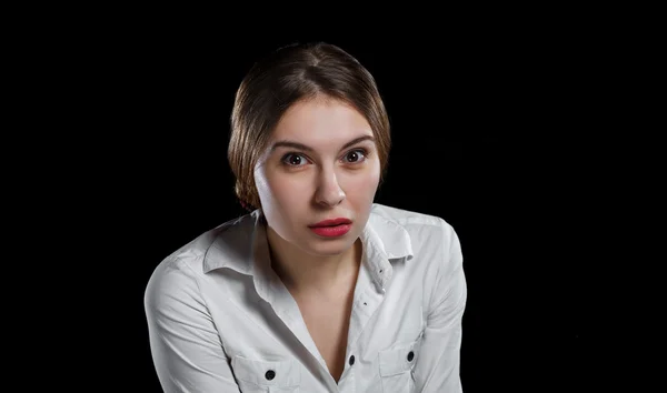 Jeune femme occasionnelle isolée sur fond noir — Photo