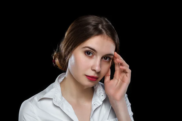 Mujer casual joven aislada sobre fondo negro — Foto de Stock